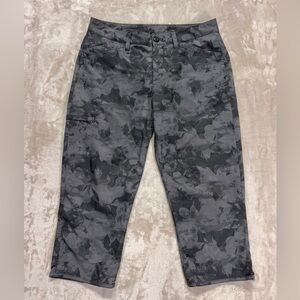 Eddie Bauer Gray Floral Stretch Capri Pants Women’s Size 6 Cropped